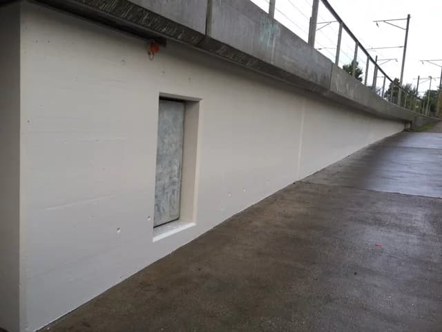 Dieselbe Betonwand nach der Sanierung und dem Anstrich