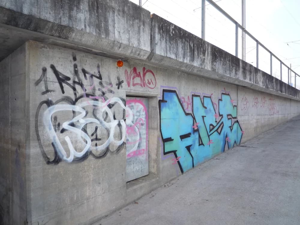Betonwand mit Graffiti vor der Sanierung
